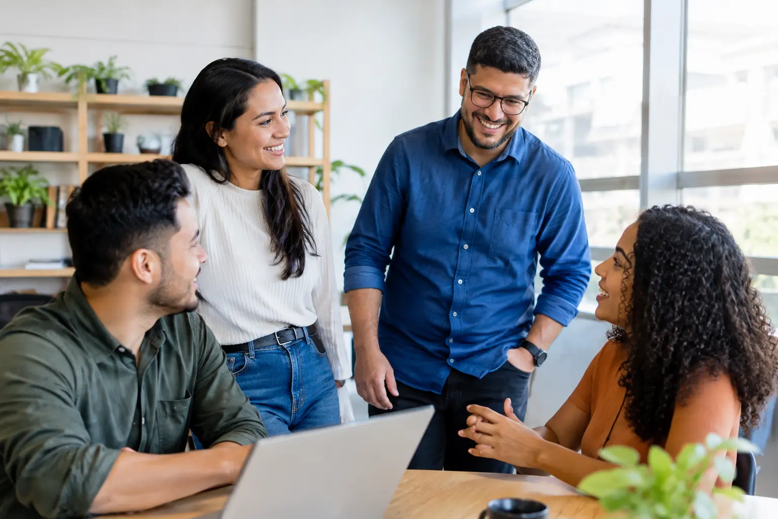 Funcionários de uma pequena empresa conversando no escritório